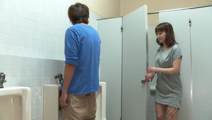 La sfacciata asiatica Riho Mikami mi sta succhiando il cazzo