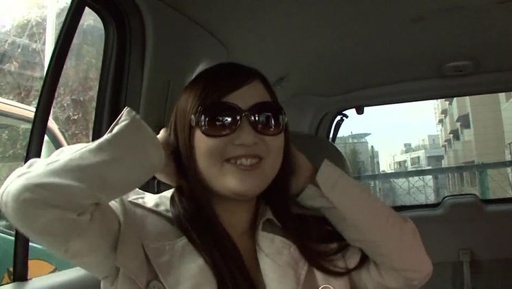 L'adorabile giapponese Serina in un video XXX con lingerie molto sexy girato all'aperto.