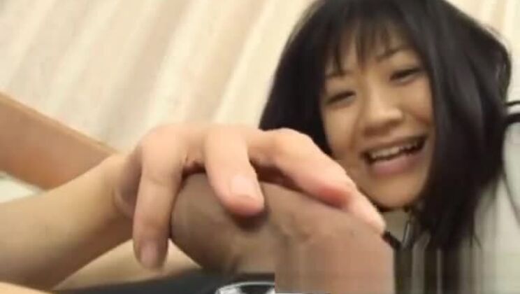 Bellissima puttana giapponese con la barba incolta