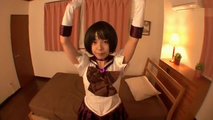 Una prostituta asiatica dal seno piatto suprema riceve una sborrata in faccia.