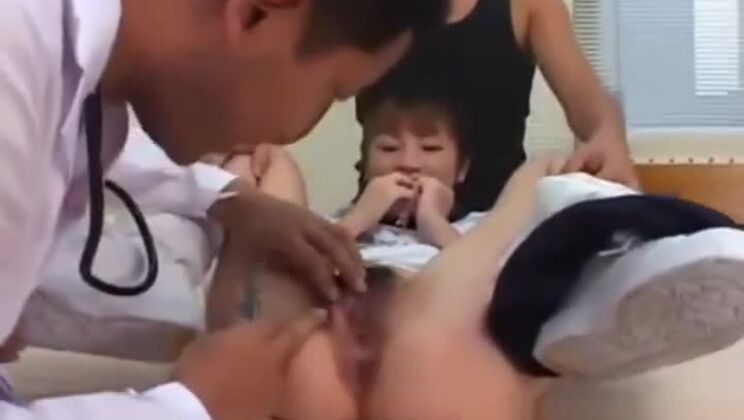 La puttana orientale piccante adora il bukkake