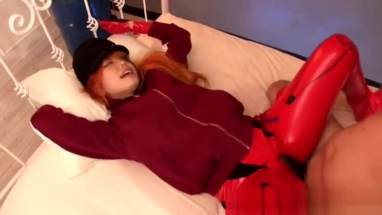 Bellissima cagna orientale in una fantastica performance porno con dita