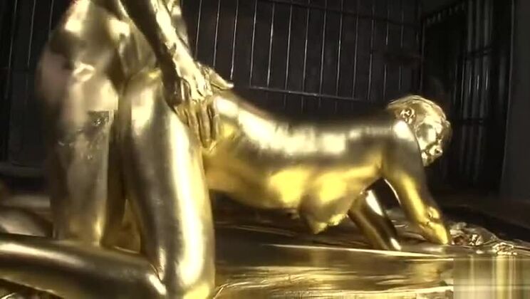 Seducente signora giapponese che recita in un'incredibile esibizione facciale