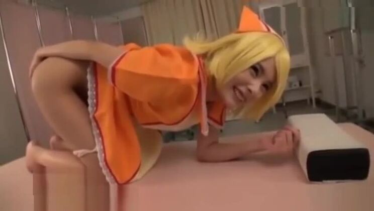 Signora orientale piccante in un bellissimo porno cosplay