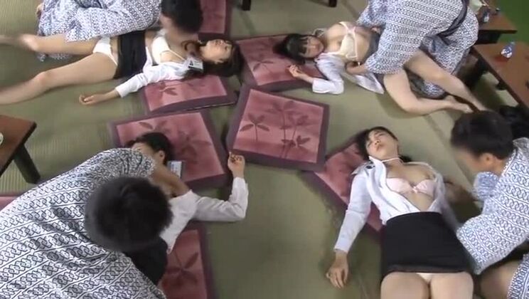 Video porno di una donna giapponese in un video bukkake