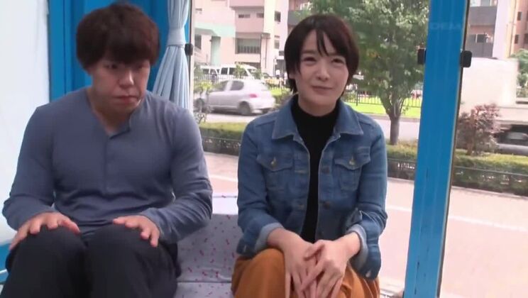 ragazza asiatica divina con seni piccoli