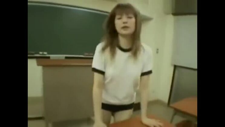 Una tentatrice torta giapponese sta ricevendo un bukkake di massa