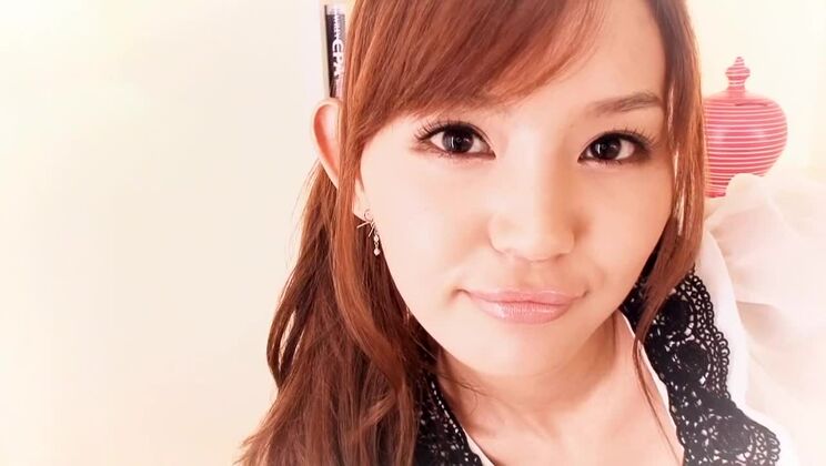 Incredibile troia giapponese dai capelli rossi che si diverte da dilettante