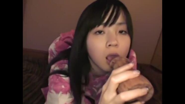 La seducente giapponese Sayaka Aida in incredibili scene porno in primo piano.