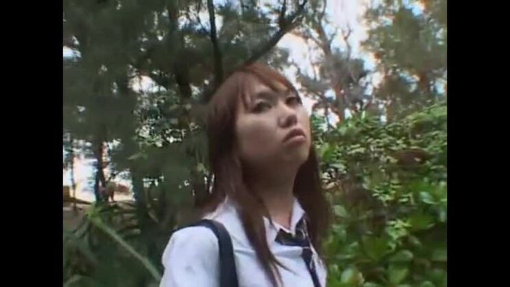 Bella ragazza giapponese all'aperto