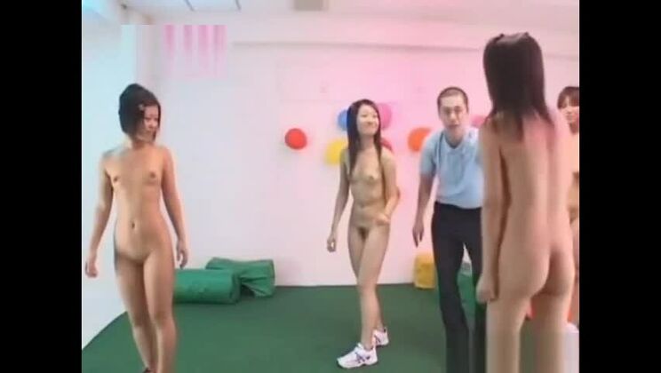 Affascinante giapponese huzzy in una scena porno molto spinta