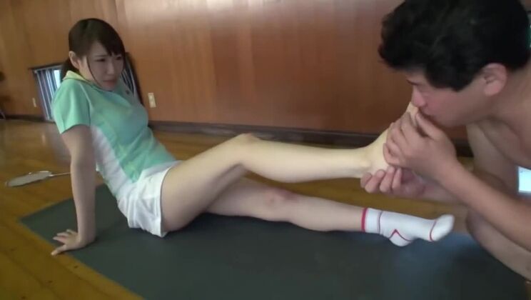 Una bella ragazza asiatica con il seno piccolo incarna il suo sogno feticista