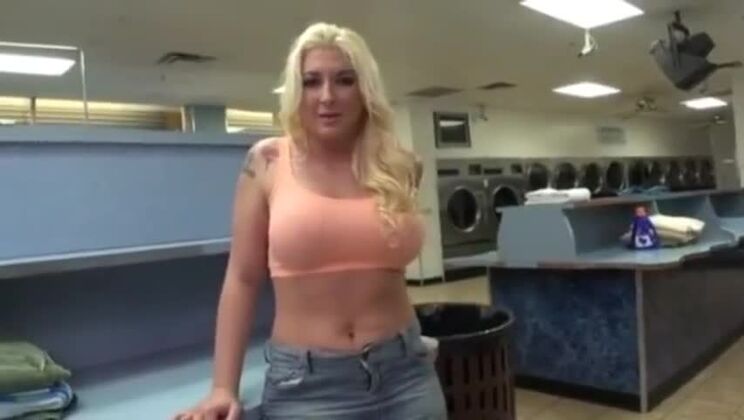 Incredibile donna orientale che fa sesso amatoriale bollente in pubblico