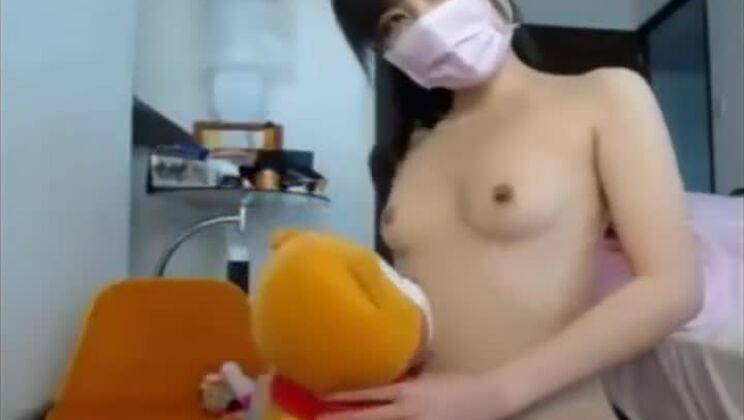 Piacevole donna asiatica in un video porno fetish