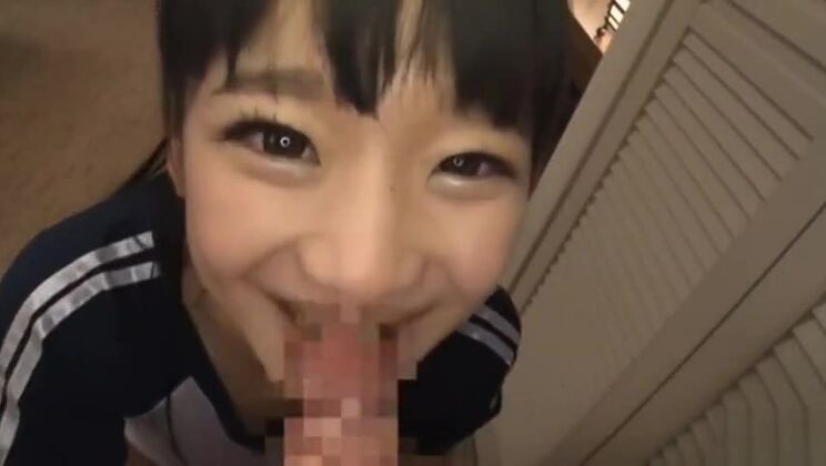 Bella donna giapponese dal seno piatto in un bellissimo film porno cosplay