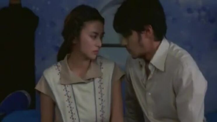 Bella donna orientale che si diverte con un feticcio