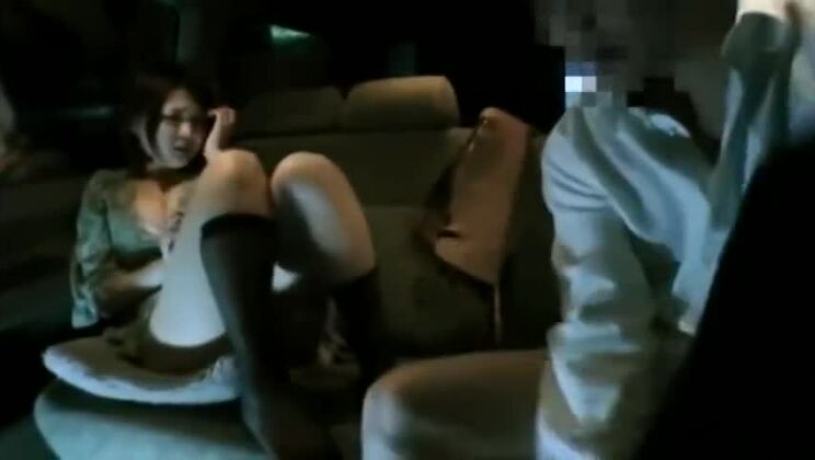 Una ragazza giapponese ultraterrena si diverte con un feticcio