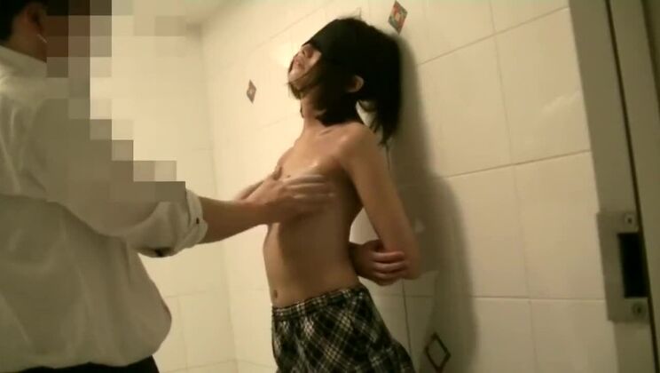 Bella signora orientale che realizza i suoi sogni feticisti