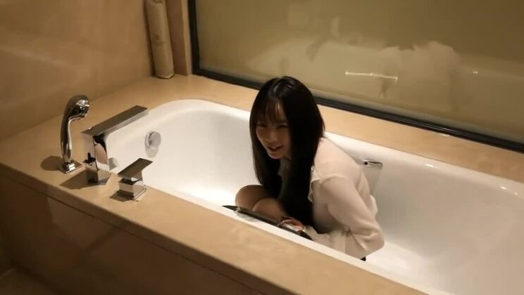 Meravigliosa orientale huzzy che si diverte con un feticcio