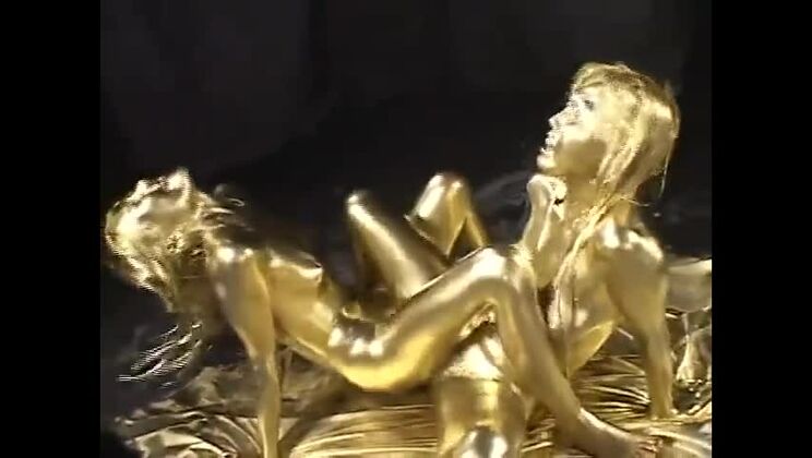 Bella puttana asiatica in ultra glam fetish divertente