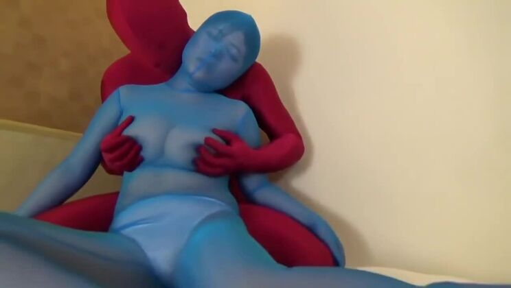 Una procace e sexy donna giapponese in un video porno spinto