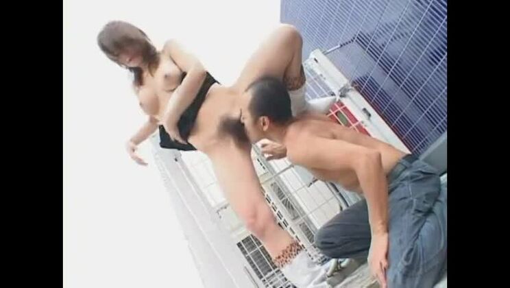 L'ammirevole asiatica formosa Rei Kitajima si masturba fino all'orgasmo all'aperto.