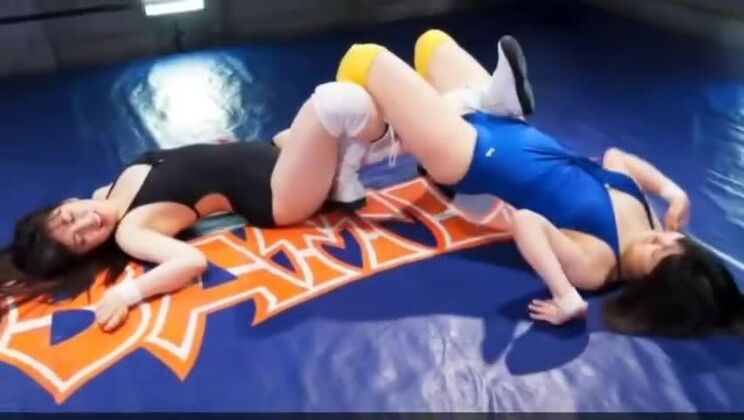 Una ragazza giapponese alla moda che realizza i suoi sogni fetish.