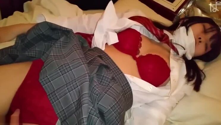 Ragazza asiatica attraente dal seno piatto