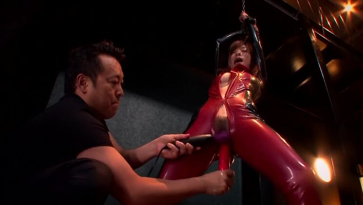 La formosa e sensuale giapponese Kaho Kasumi protagonista di un fantastico video porno in lattice.