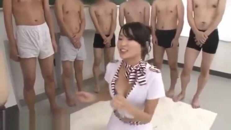 Una seducente troia giapponese ama divertirsi con i feticci