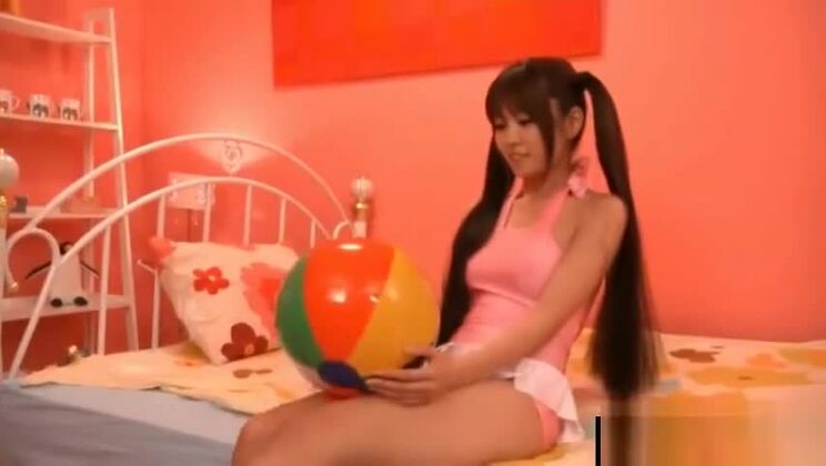 Una bellissima ragazza asiatica partecipa a un film porno in cosplay.