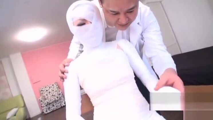 Una seducente ragazza giapponese protagonista di un bellissimo video di sesso fetish