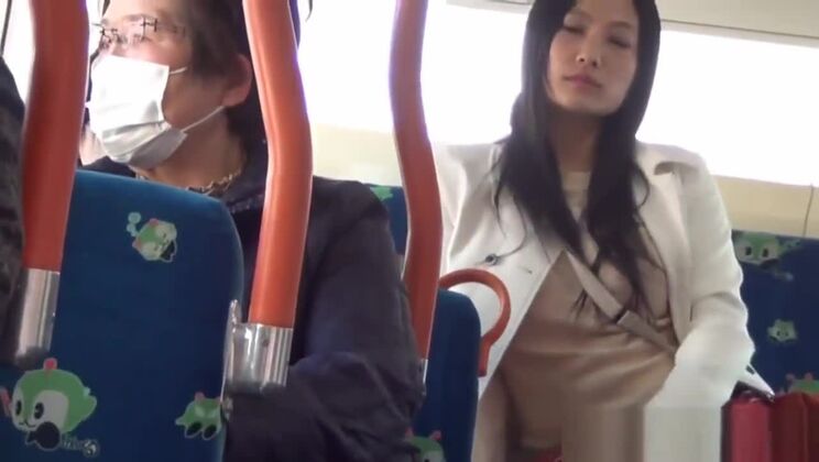 Ragazza orientale attraente in pubblico