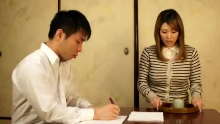 Splendida ragazza giapponese formosa in un video porno fetish