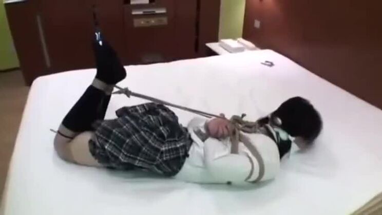 Ammirevole signora giapponese in un film porno fetish