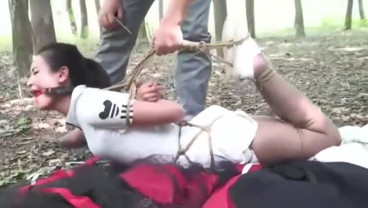 Incredibile donna orientale che si diverte con un feticcio