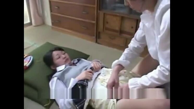 Affascinante signora asiatica che vive un'insolita esperienza fetish