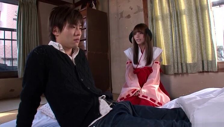 Una dolce ragazza giapponese si esibisce in un fantastico video porno in cosplay.