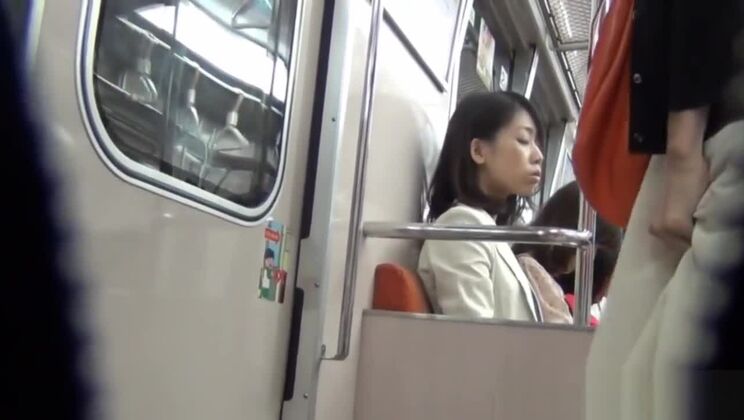 Sexy prostituta giapponese che si esibisce in un video XXX di pipì in pubblico