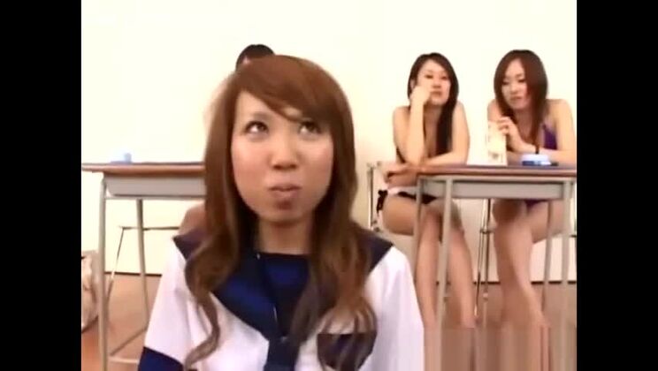 Una sgualdrina asiatica attraente che realizza i suoi sporchi e perversi sogni.