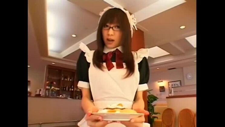 Splendida prostituta giapponese in luogo pubblico