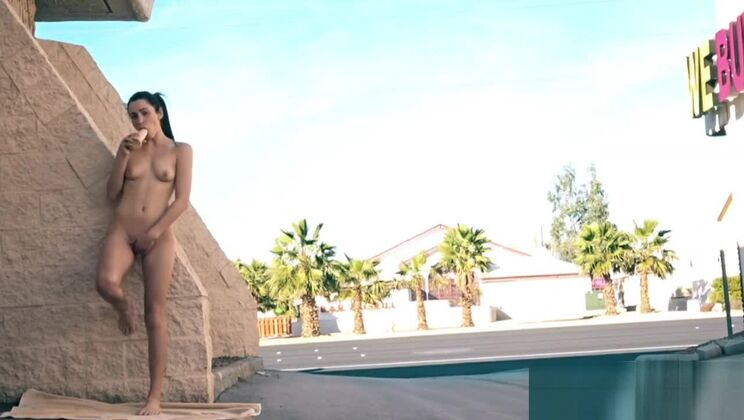 Deliziosa prostituta orientale dal seno piatto all'aperto