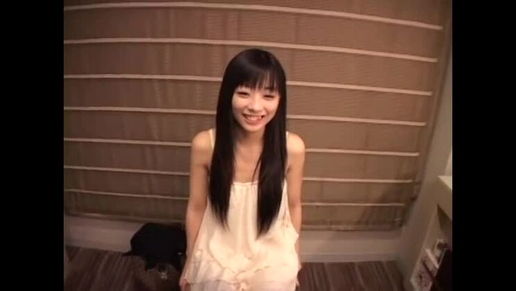 Incredibile ragazza giapponese dal seno piatto