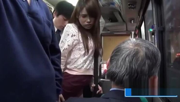 Una sgualdrina asiatica provocante si infila le dita nella figa in pubblico