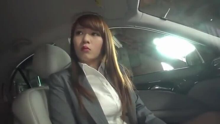 Incredibile troia orientale che si fa una doccia di sperma