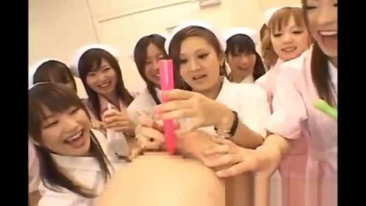 Affascinante sgualdrina asiatica che fa sesso interrazziale appassionato