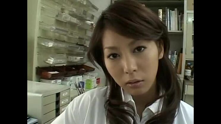 Un bel ragazzo giapponese in un film porno spinto