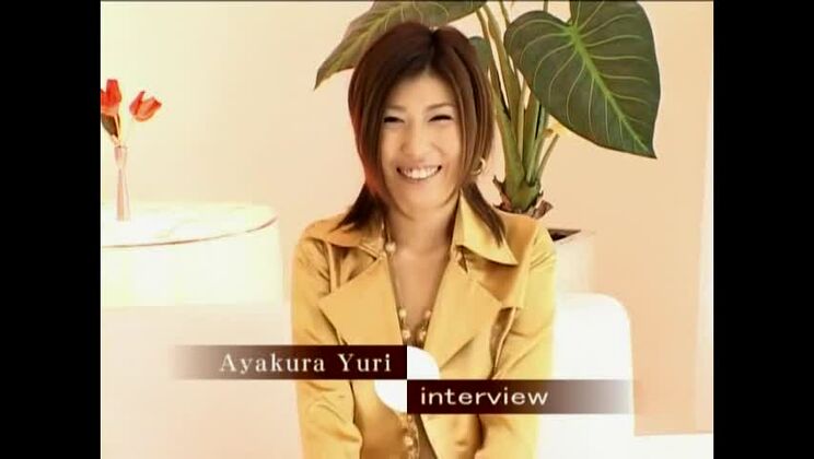 Ragazza giapponese dai capelli rossi e zucchero in un vero video porno amatoriale