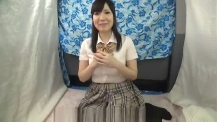 Bella ragazza orientale in un video porno fetish