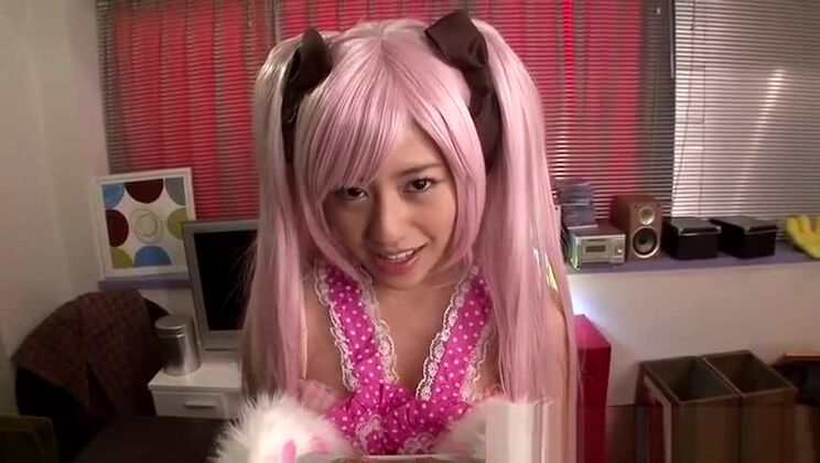 Una ragazza asiatica con piccole tette è incredibilmente eccitante.